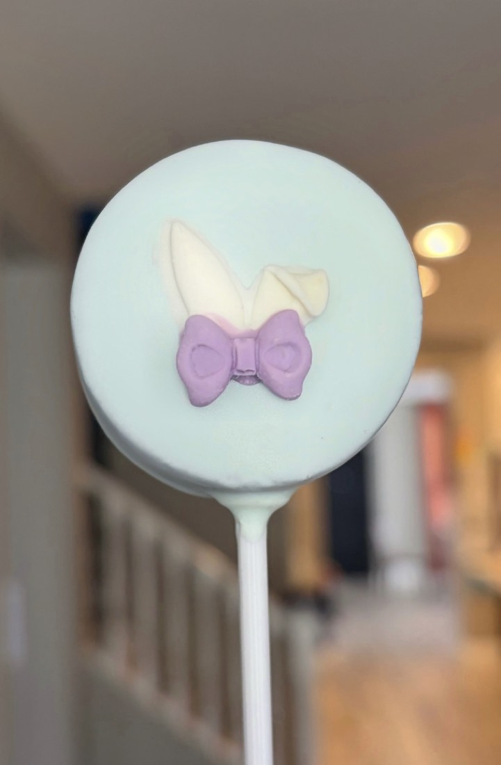 Custom cake pop by Ding Pops