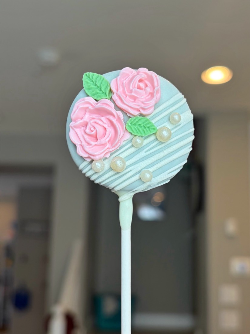 Blue cake pop with pink roses and pearls
